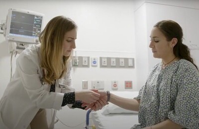 Кодирование Аквилонг в Жигулёвске Врач держит пациентку за руку